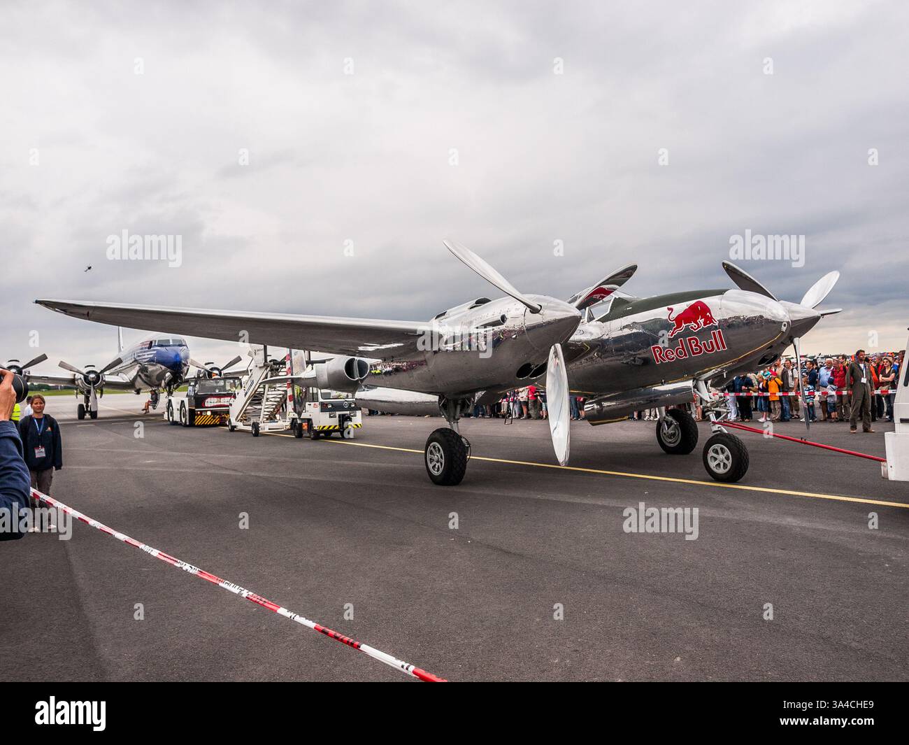 Belin, Deutschland - 11. Juni 2010: Der Flying Bulls Lockheed P-38L Lightning (N25Y) wird auf der Berliner Flugschau (ILA) 2010 von einem Traktor gezogen Stockfoto