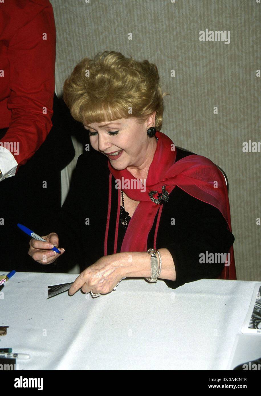 10. April 2002 - Hollywood, CA, USA - K24638EG: HOLLYWOOD Sammler zeigen. HOTEL BEVERLY GARLAND, NORTH HOLLYWOOD, CA 04/06/2002.DEBBIE REYNOLDS. POTO von ED GELLER / 2002 (Kredit-Bild: © Globe Photos/ZUMAPRESS.com) Stockfoto