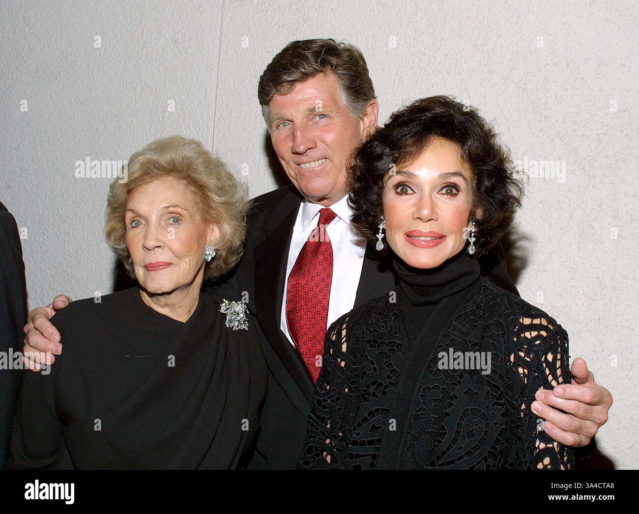 24. November 2002 - Beverly Hills, Kalifornien, USA - GARY COLLINS, MARY ANN MOBLEY und ihre Mutter... K27298TR NORBY WALTER 21. PRE-JAHRESURLAUB PARTY. DIE MÖNCH-VEREIN, BEVERLY HILLS, KALIFORNIEN. NOV. 24, 2002. TOM RODRIGUEZ / 2002. (Kredit-Bild: © Globe Photos/ZUMAPRESS.com) Stockfoto