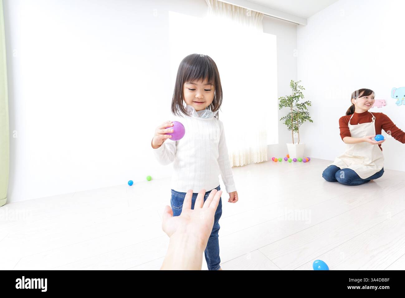 Kinder, die in einem Kindergarten spielen Stockfoto