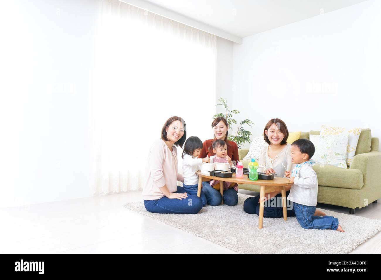 Mütter und Kinder haben eine Mittagspause Stockfoto