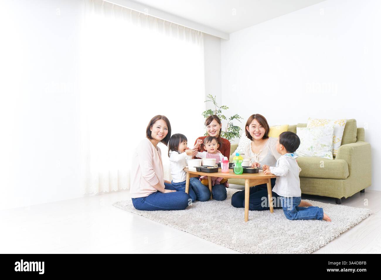 Mütter und Kinder haben eine Mittagspause Stockfoto