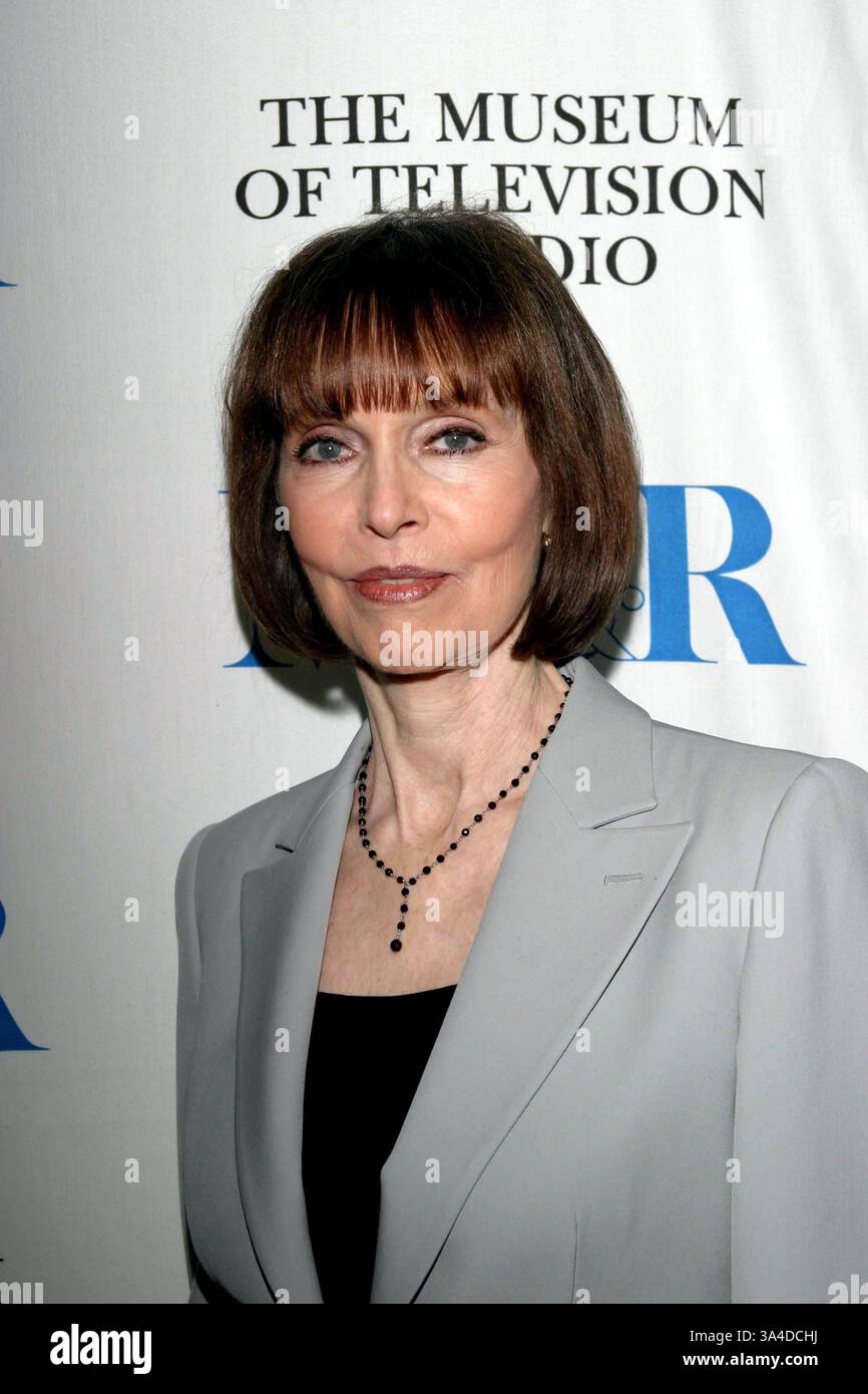 September 2003 - K33852TR 5.11.03.GEHEN SIE SICH EIN INTELLIGENTES WIEDERSEHEN IM AN. MUSEUM FÜR FERNSEHEN UND RADIO. BEVERLY HILLS CA. BARBARA FELDON. TOM RODRIGUEZ/(Bild: © Globe Photos/ZUMAPRESS.com) Stockfoto