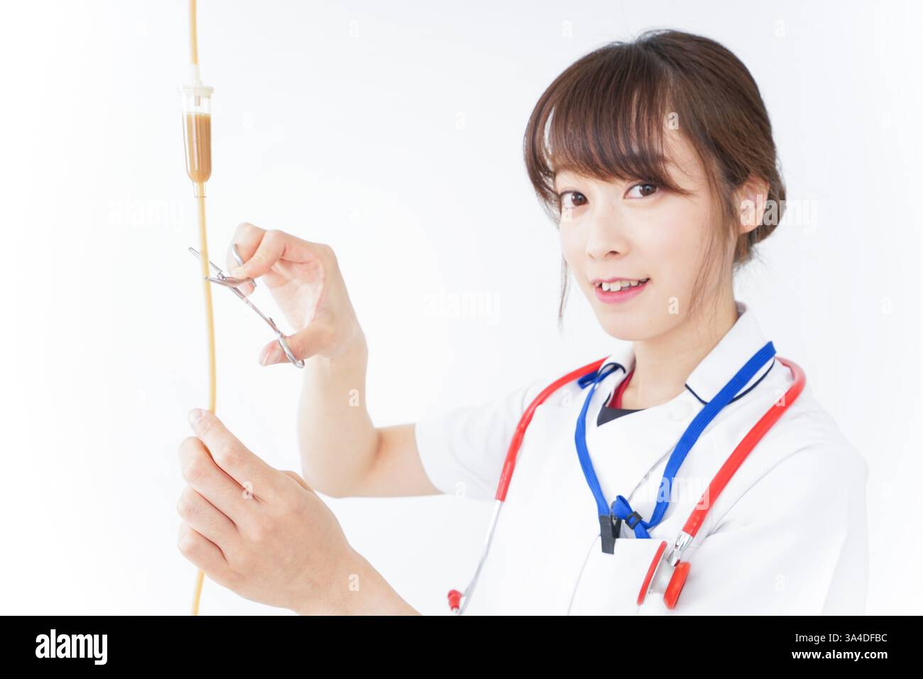 Schwester, die einen intravenösen Tropf behandelt Stockfoto