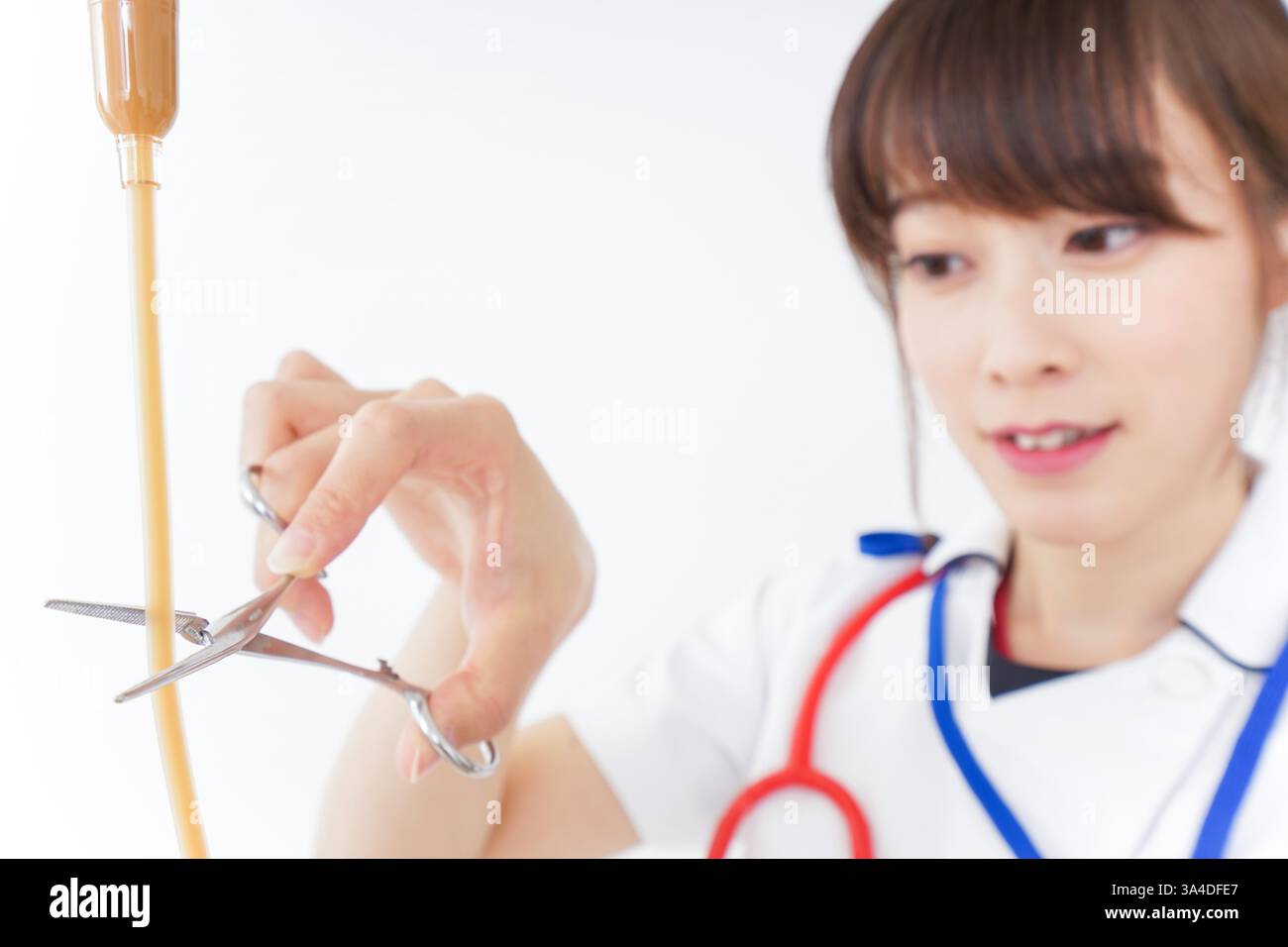 Schwester, die einen intravenösen Tropf behandelt Stockfoto