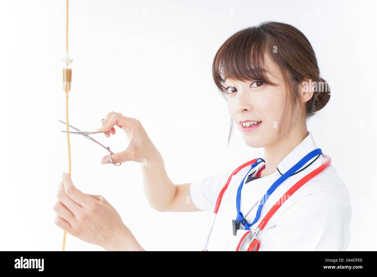 Schwester, die einen intravenösen Tropf behandelt Stockfoto