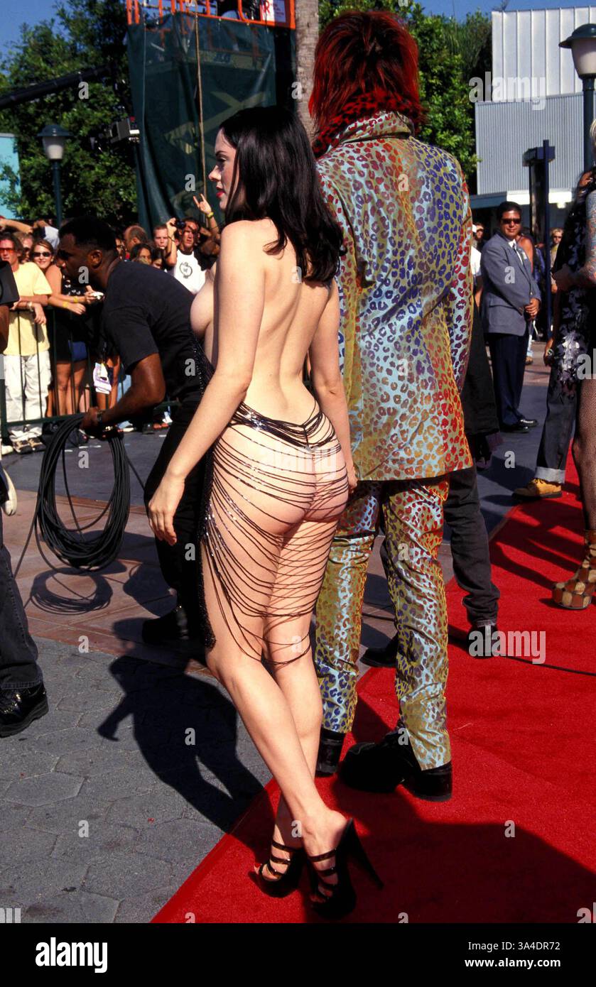 28. OKTOBER 2005 - K13207LR.15. JÄHRLICHE MTV VIDEO MUSIC AWARDS. LOS ANGELES, KALIFORNIEN. MARILYN MANSON UND ROSE MCGOWAN. LISA ROSE / 1998(Bild: © Globe Photos/ZUMAPRESS.com) Stockfoto