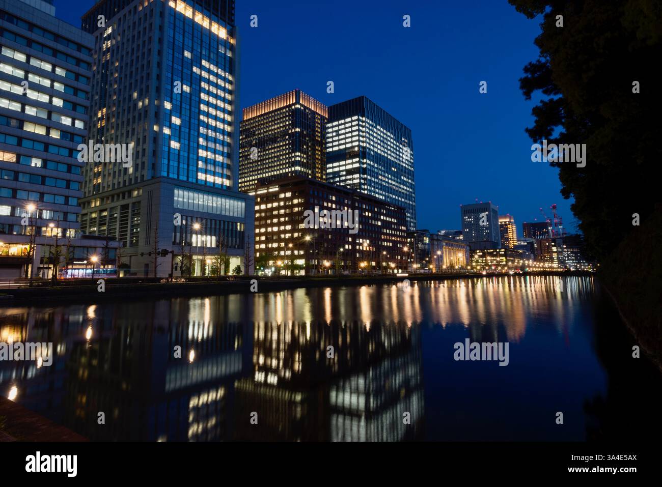 Das Foto zeigt die Nachtlichter des Geschäftsviertels Marunouchi in Tokio, Japan. Stockfoto