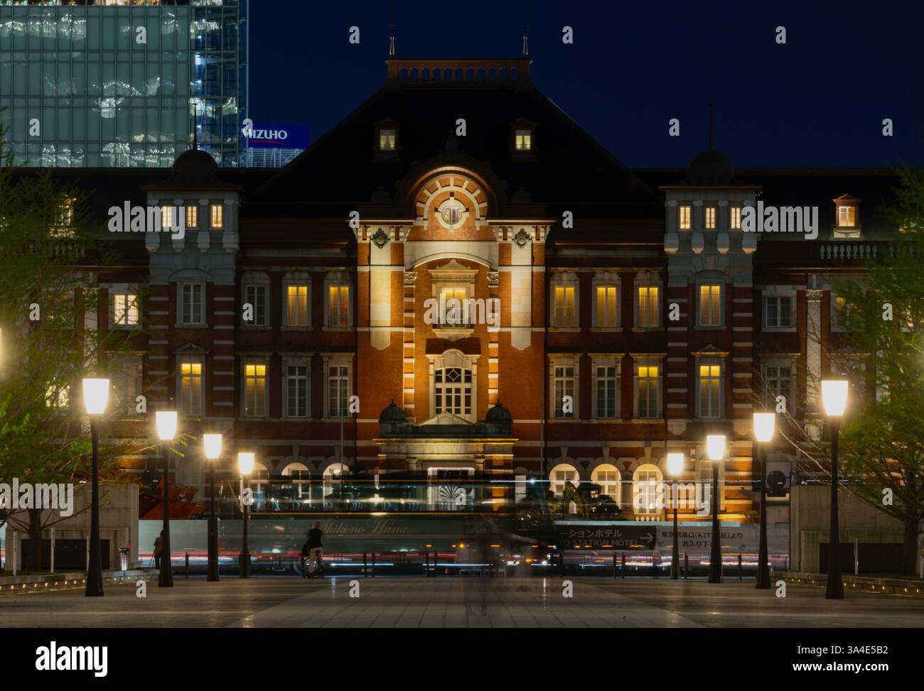 Das Foto zeigt das Empfangsgebäude am Bahnhof Tokio im Geschäftsviertel Marunouchi in Tokio, Japan. Stockfoto