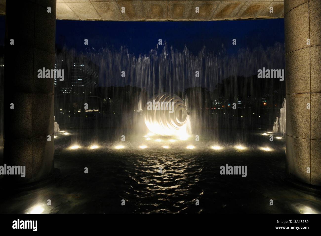 DAS FOTO ZEIGT Einen Park in der Nähe des Kaiserpalastes im Marunouchi-Viertel von Tokio, Japan. Stockfoto