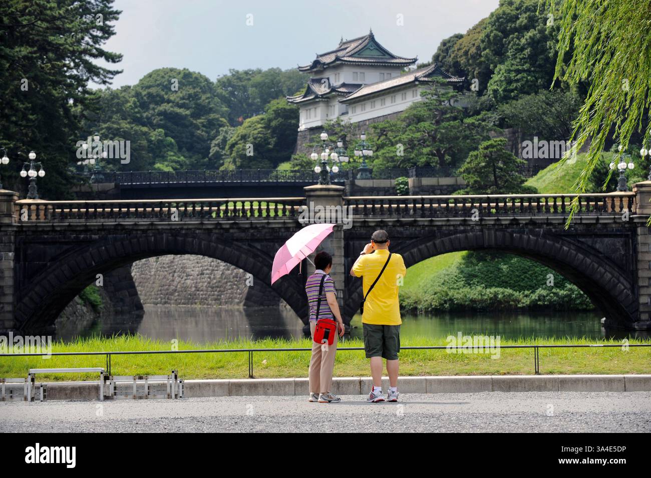 Besucher machen Fotos vom Hauptgebäude des Kaiserpalastes im Stadtteil Marunouchi in Tokio, Japan. Stockfoto