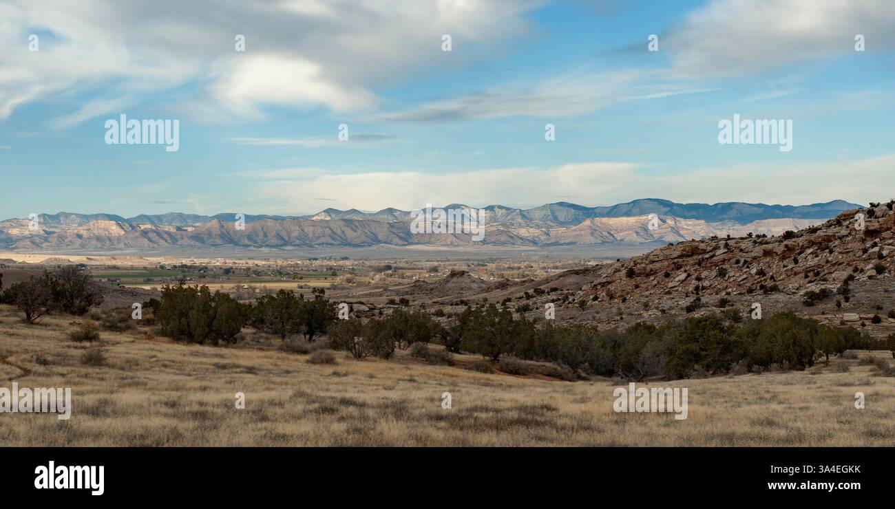 Die Book Cliffs und Roan Hills im Grand Valley im Westen Colorados. Die Stadt Fruita liegt im unteren Teil des Tals. Stockfoto