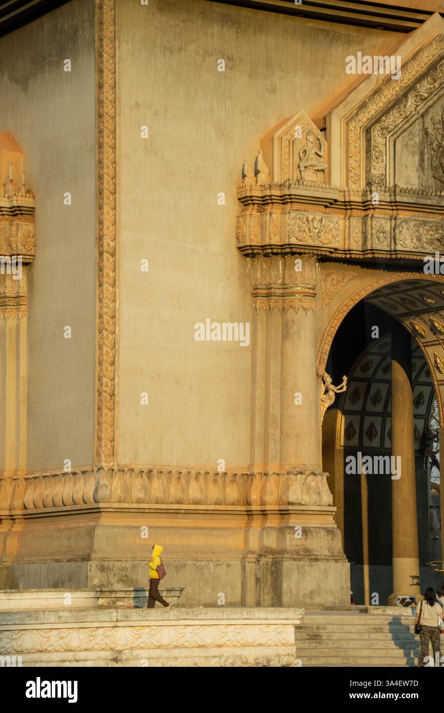 Aus nächster Nähe sehen Sie die komplizierten Details des Patuxai Victory Monument in Laos, das seine einzigartige Architektur und kulturelle Bedeutung zeigt Stockfoto