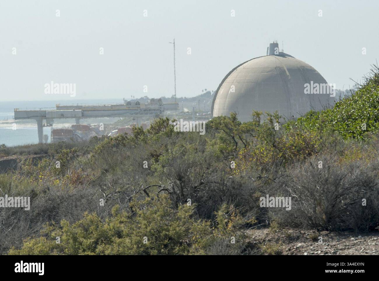 14. Mai 2014 - San Onofre, Kalifornien, USA - der Blick nach Norden aus der San Onofre State Park of SONGS Containment Dome 3 an der Spitze des Fotos mit Containment Dome 2 dahinter. Die Fensterläden San Onofre Nuclear Generating Station hat den Prozess der Stilllegung mit einer Community Engagement Panel bestehend aus Anwohnern sowie Bürgermeister, Stadtratmitglieder und regionalen Volksvertreter begonnen. (Kredit-Bild: © David Bro/ZUMAPRESS.com) Stockfoto 14. Mai 2014 - San Onofre, Kalifornien, USA - der Blick nach Norden aus der San Onofre State Park of SONGS Containment Dome 3 an der Spitze des Fotos mit Containment Dome 2 dahinter. Die Fensterläden San Onofre Nuclear Generating Station hat den Prozess der Stilllegung mit einer Community Engagement Panel bestehend aus Anwohnern sowie Bürgermeister, Stadtratmitglieder und regionalen Volksvertreter begonnen. (Kredit-Bild: © David Bro/ZUMAPRESS.com) Stockfoto