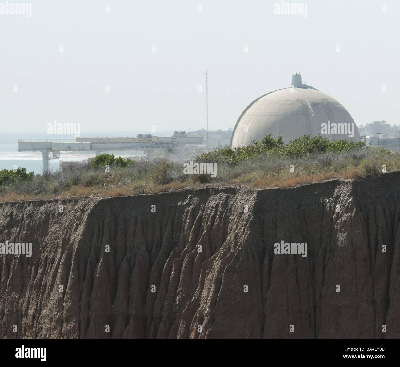 14. Mai 2014 - San Onofre, Kalifornien, USA - der Blick nach Norden aus der San Onofre State Park of SONGS Containment Dome 3 an der Spitze des Fotos mit Containment Dome 2 dahinter. Die Fensterläden San Onofre Nuclear Generating Station hat den Prozess der Stilllegung mit einer Community Engagement Panel bestehend aus Anwohnern sowie Bürgermeister, Stadtratmitglieder und regionalen Volksvertreter begonnen. (Kredit-Bild: © David Bro/ZUMAPRESS.com) Stockfoto 14. Mai 2014 - San Onofre, Kalifornien, USA - der Blick nach Norden aus der San Onofre State Park of SONGS Containment Dome 3 an der Spitze des Fotos mit Containment Dome 2 dahinter. Die Fensterläden San Onofre Nuclear Generating Station hat den Prozess der Stilllegung mit einer Community Engagement Panel bestehend aus Anwohnern sowie Bürgermeister, Stadtratmitglieder und regionalen Volksvertreter begonnen. (Kredit-Bild: © David Bro/ZUMAPRESS.com) Stockfoto