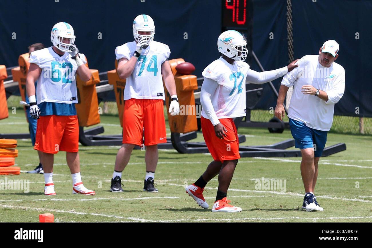 23. Mai 2014 - DAVIE, FL, USA - Miami Dolphins Rookie First-Round Draft Pick Ja'Wuan James, Zweiter von rechts, führt am Freitag, den 23. Mai 2014, eine Übung mit dem Offensive Line Coach John Benton durch. (Bild: © Charles Trainor Jr/MCT/ZUMAPRESS.com) Stockfoto