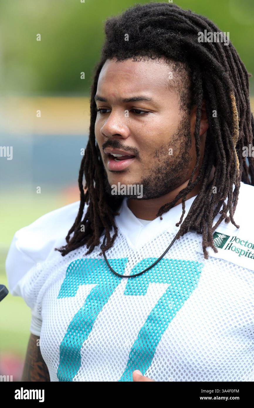 23. Mai 2014 - DAVIE, FL, USA - Miami Dolphins Rookie Lineman Billy Turner nach dem Training am ersten Tag des Rookie Minicamps an der Nova Southeastern University in DAVIE, Florida, am Freitag, den 23. Mai 2014. (Bild: © Charles Trainor Jr/MCT/ZUMAPRESS.com) Stockfoto
