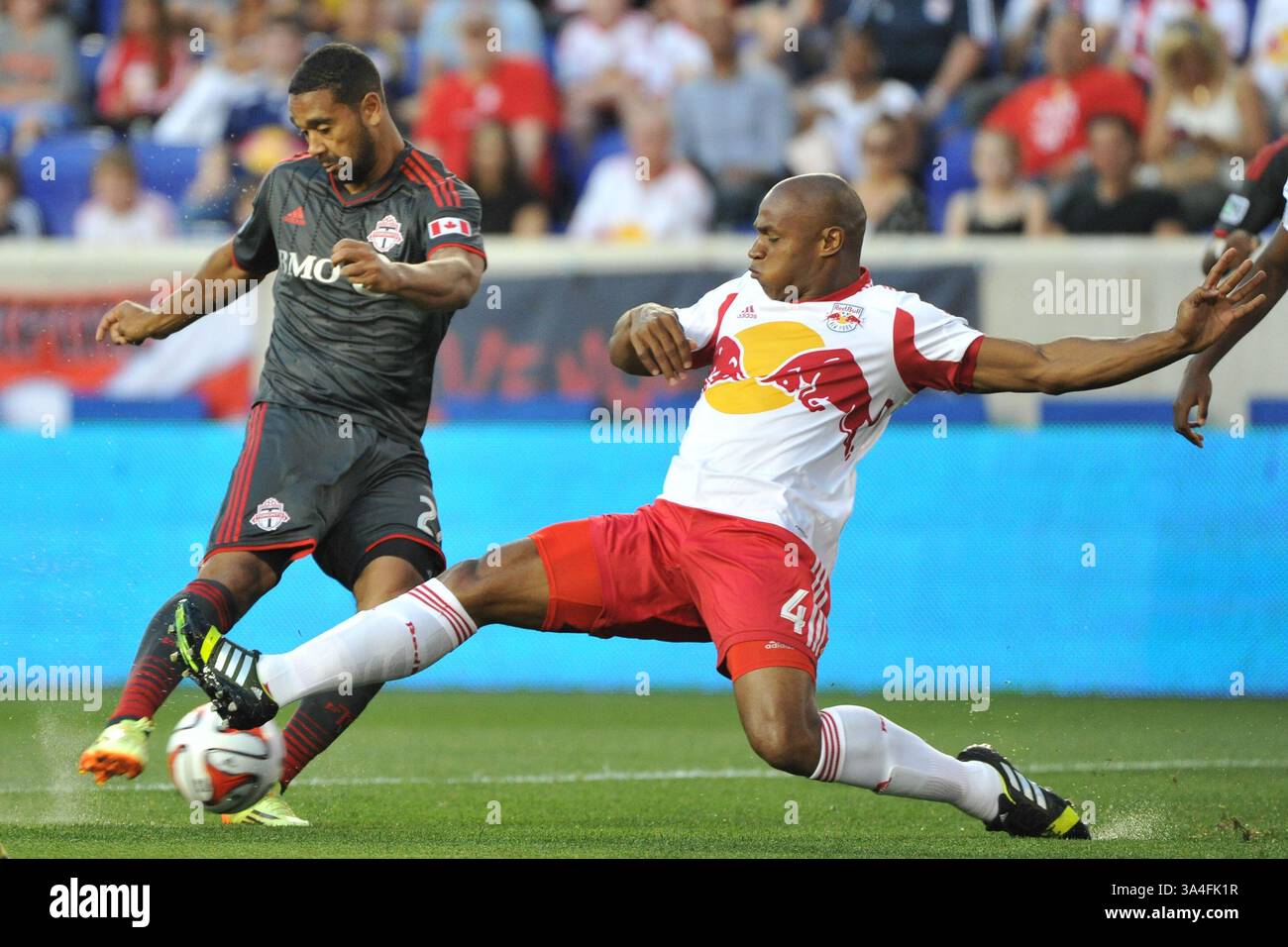 Juni 2014: Harrison, New Jersey, USA LUKE MOORE (27) wird in der Red Bull Arena in Harrison New Jersey New York gegen den Verteidiger der New York Red Bulls JÃ MISON OLAVE (4) angetreten und Toronto spielt 2 zu 2 (Bild: © Brooks von Arx/ZUMAPRESS.com) Stockfoto