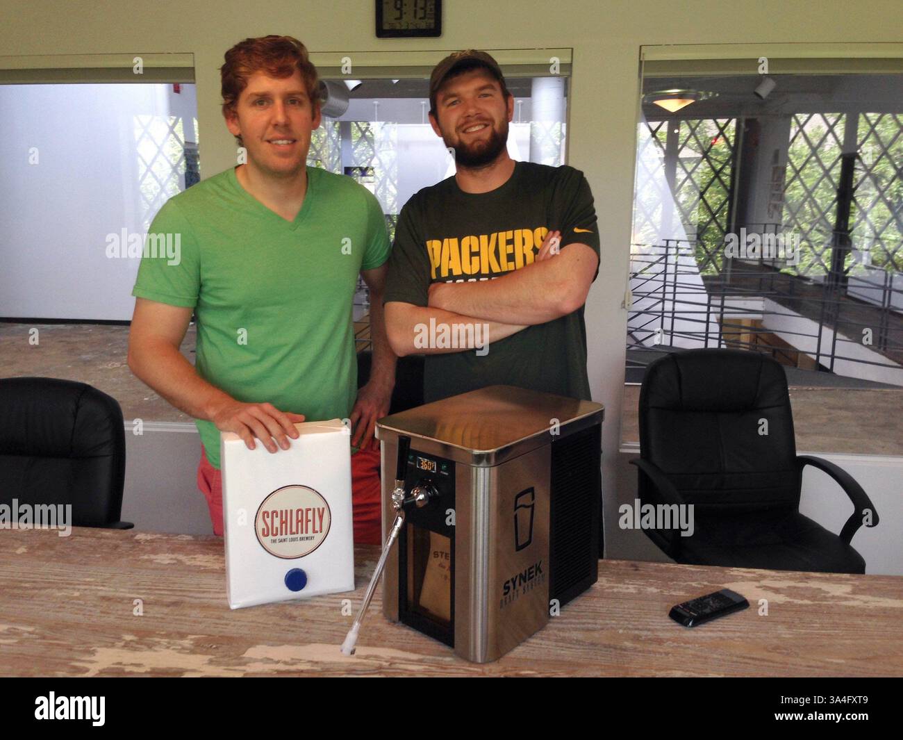 2. Juli 2014 – St. Louis, MO, USA – Syneks Mitbegründer Steve Young, Linke, und strategischer Direktor Michael Werner mit der „Keurig Machine for Beer“, einer erfolgreichen Kickstarter-Kampagne, bei der sie mehr als 450.000 US-Dollar für Entwicklung, Herstellung und Marketing aufgebracht haben. (Abbildung: © Lisa Brown/MCT/ZUMA Wire) Stockfoto