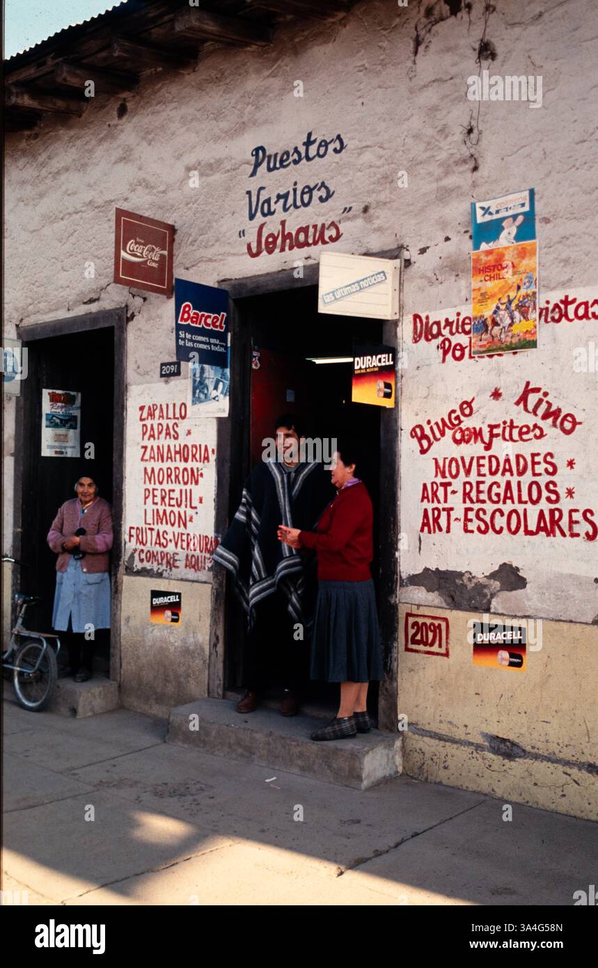 Ein kleiner Dorfladen in den Anden im ländlichen Peru südlich von Lima Stockfoto