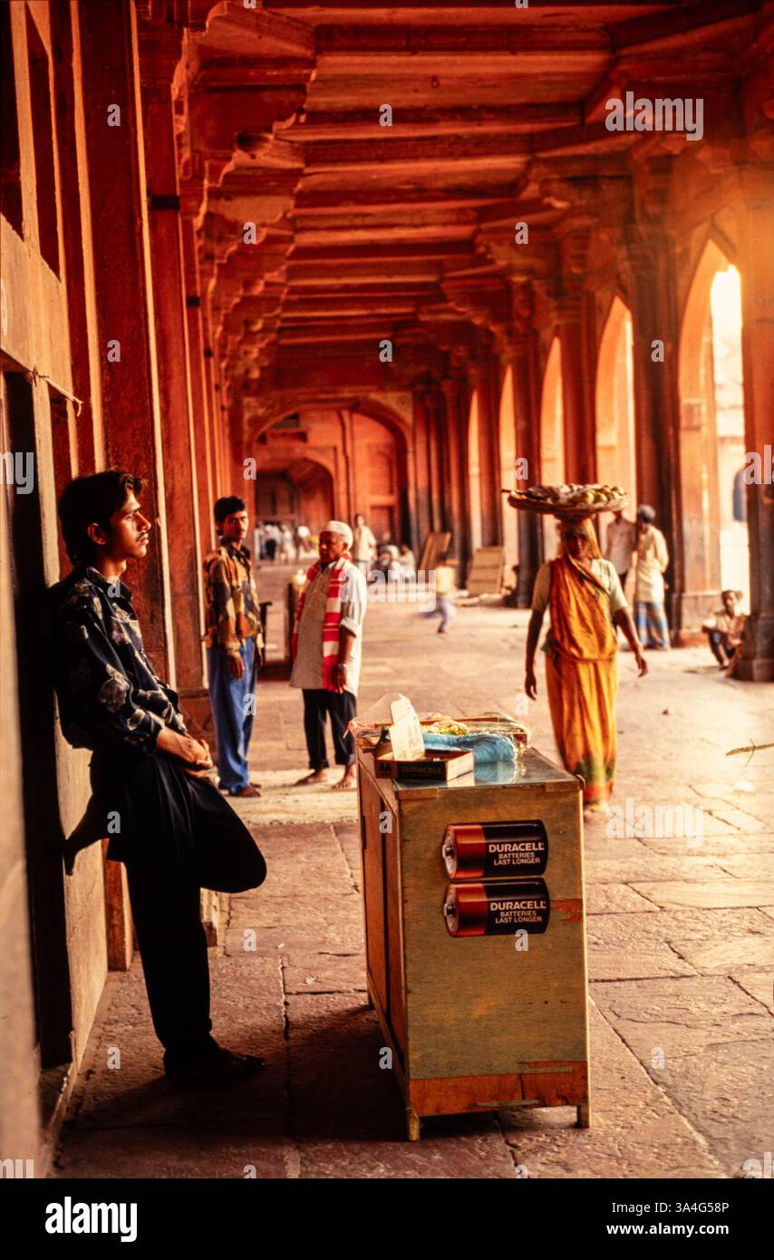Kleiner Kisk, der hinduistische religiöse Gegenstände und Batterien verkauft, Delhi, Indien, 1992 Stockfoto