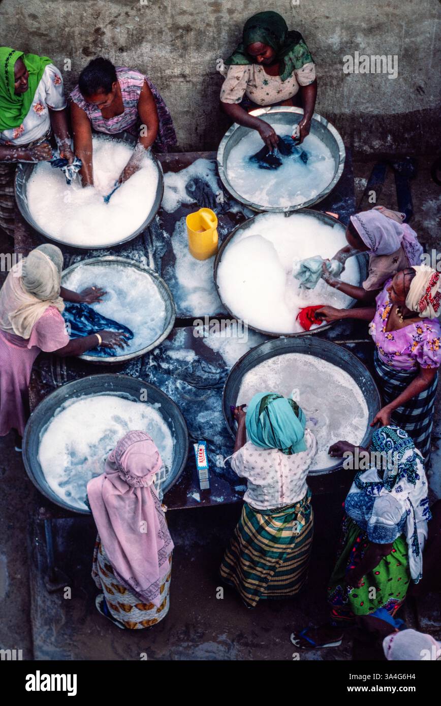 Womjen wäscht Kleidung in einer Gemeinschaftswäsche für den Eritreischen Hilfsverband, Port Sudan, Sudan, Juni 1983 Stockfoto