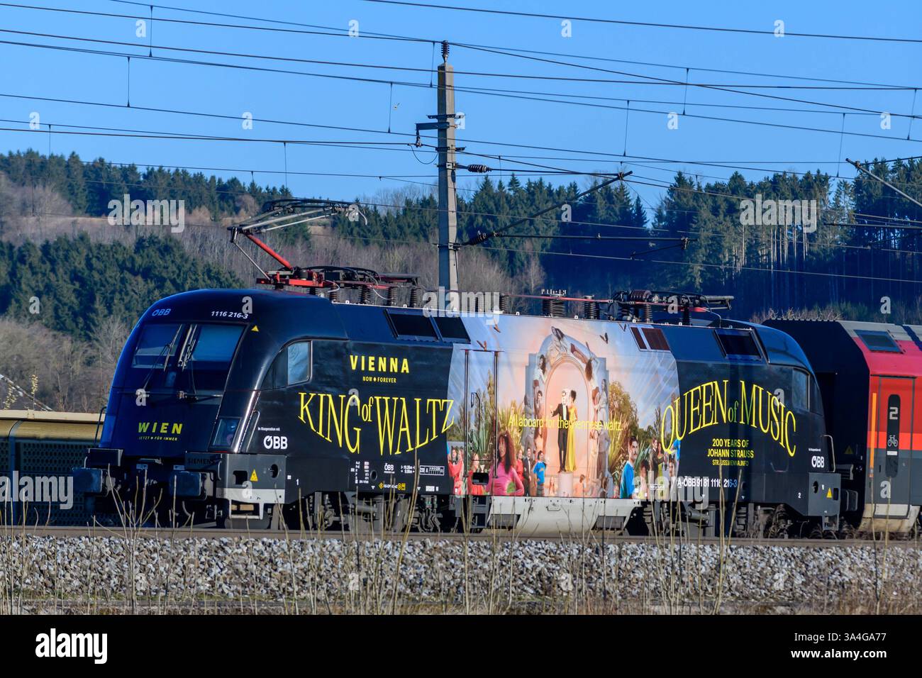 St. Valentin, Österreich, 18. März 2025, OEBB Hochgeschwindigkeitszug railjet mit Lokomotive taurus 1116 216-3, Sonderlackierung johann strauss, König des Walzers, Königin der Musik *** St. Valentin, Österreich, 18. März 2025, OEBB Hochgeschwindigkeitszug railjet mit Lokomotive taurus 1116 216 3, Sonderlackierung johann strauss, König des Walzers, Königin der Musik Copyright: xx Stockfoto