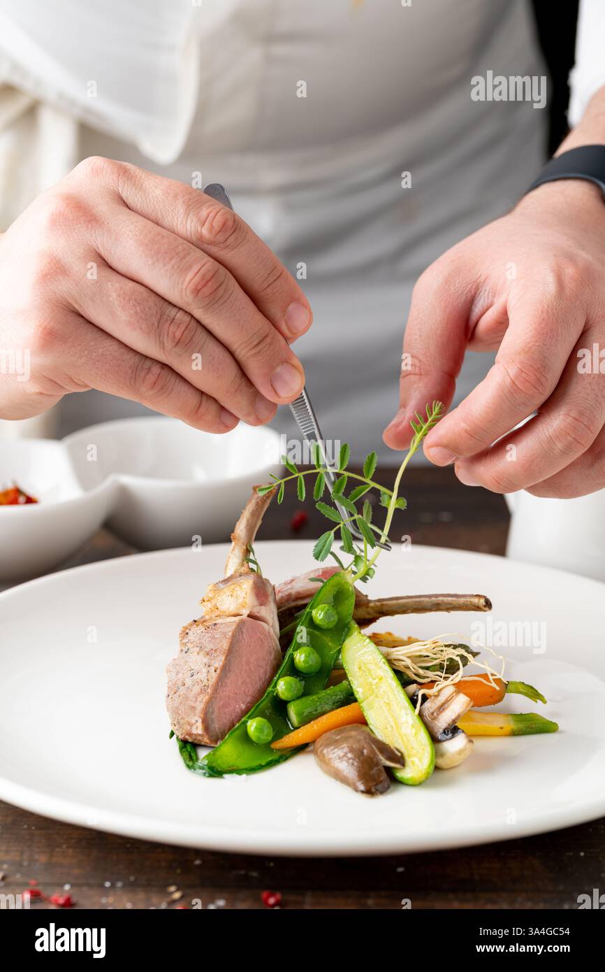 Lammkoteletts mit verschiedenen Gemüsesorten in einem feinen Restaurant Stockfoto