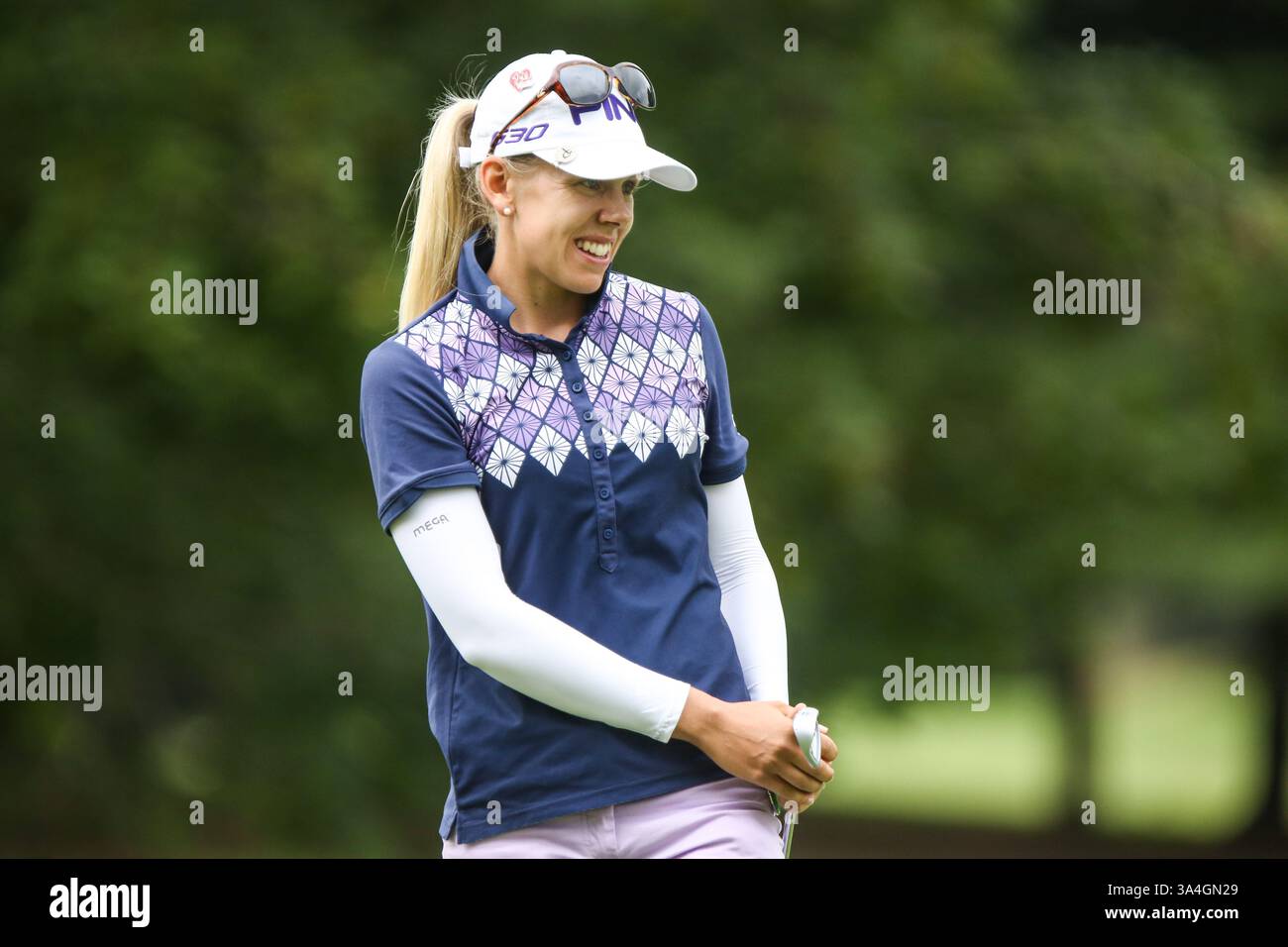 August 2014 – USA – Pernilla Lindber beobachtet ihren Putt im 8. Loch der LPGA Championship 2014, gesponsert von Wegmans im Monroe Golf Club in Pittsford, New York am 16. August 2014 (Credit Image: © Nick Serrata/Cal Sport Media/ZUMAPRESS.com) Stockfoto