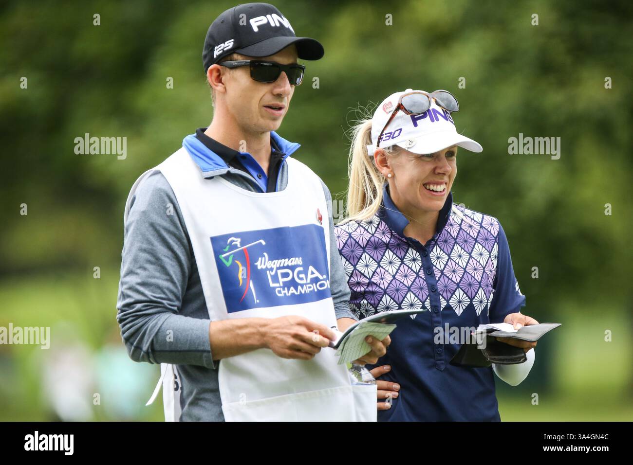 August 2014 – USA – Pernilla Lindberg (rechts) und ihr Caddie (links) bewerten das 8. T-Stück bei der LPGA Championship 2014, gesponsert von Wegmans im Monroe Golf Club in Pittsford, New York am 16. August 2014 (Credit Image: © Nick Serrata/Cal Sport Media/ZUMAPRESS.com) Stockfoto