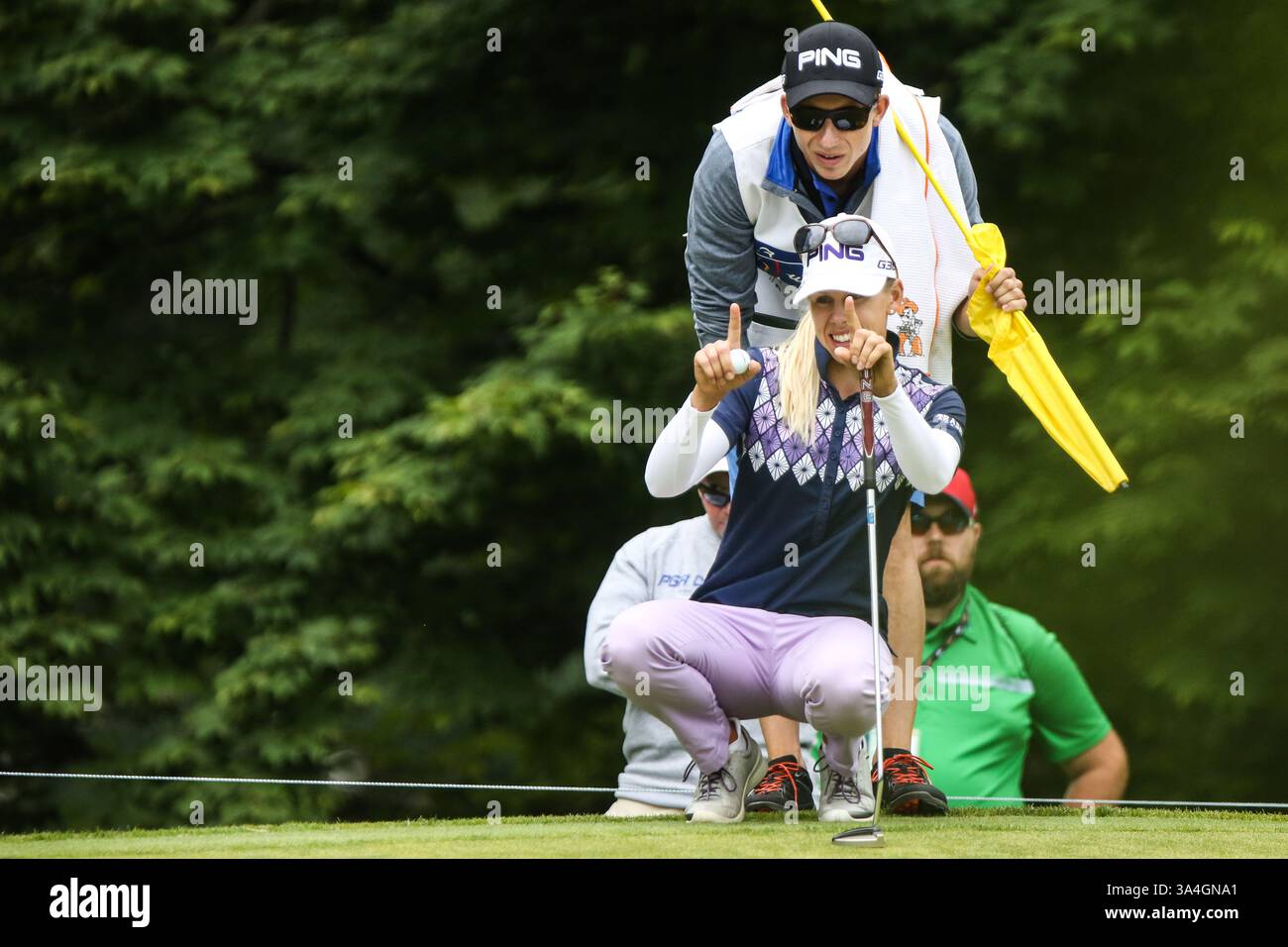 August 2014 – USA – Pernilla Lindberg (vorne) und ihr Caddie (hinten) bewerten das 7. Grün bei der LPGA Championship 2014, gesponsert von Wegmans im Monroe Golf Club in Pittsford, New York am 16. August 2014 (Credit Image: © Nick Serrata/Cal Sport Media/ZUMAPRESS.com) Stockfoto