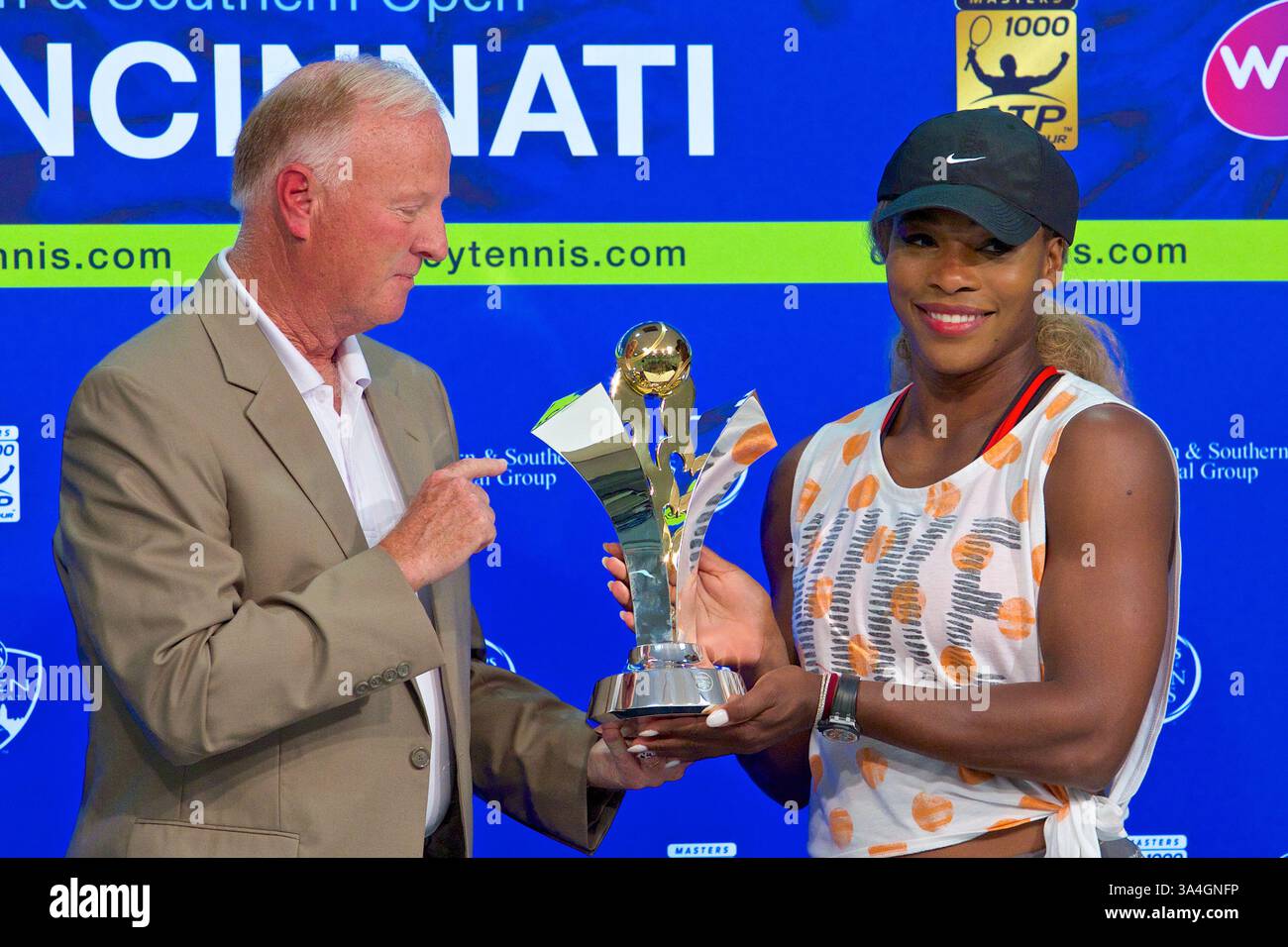 16. August 2014 - Mason, Ohio, USA - USTA General Manager J. Wayne Richmond überreicht Serena Williams (USA) die Emirates Airlines US Open Series Trophy nach ihrem Sieg in der Halbfinalrunde der Western and Southern Open am Samstag im Lindner Family Tennis Center, Mason, Ohio. (Bild: © Scott Stuart/ZUMA Wire) Stockfoto