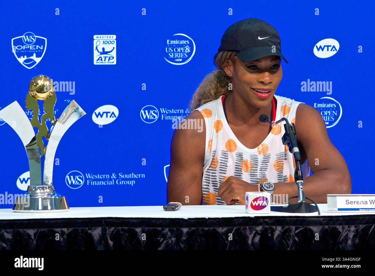 16. August 2014 - Mason, Ohio, USA - Serena Williams (USA) mit der Emirates Airlines US Open Series Trophy, nachdem sie ihr Spiel im Halbfinale der Western and Southern Open am Samstag im Lindner Family Tennis Center, Mason, Ohio gewonnen hatte. (Bild: © Scott Stuart/ZUMA Wire) Stockfoto