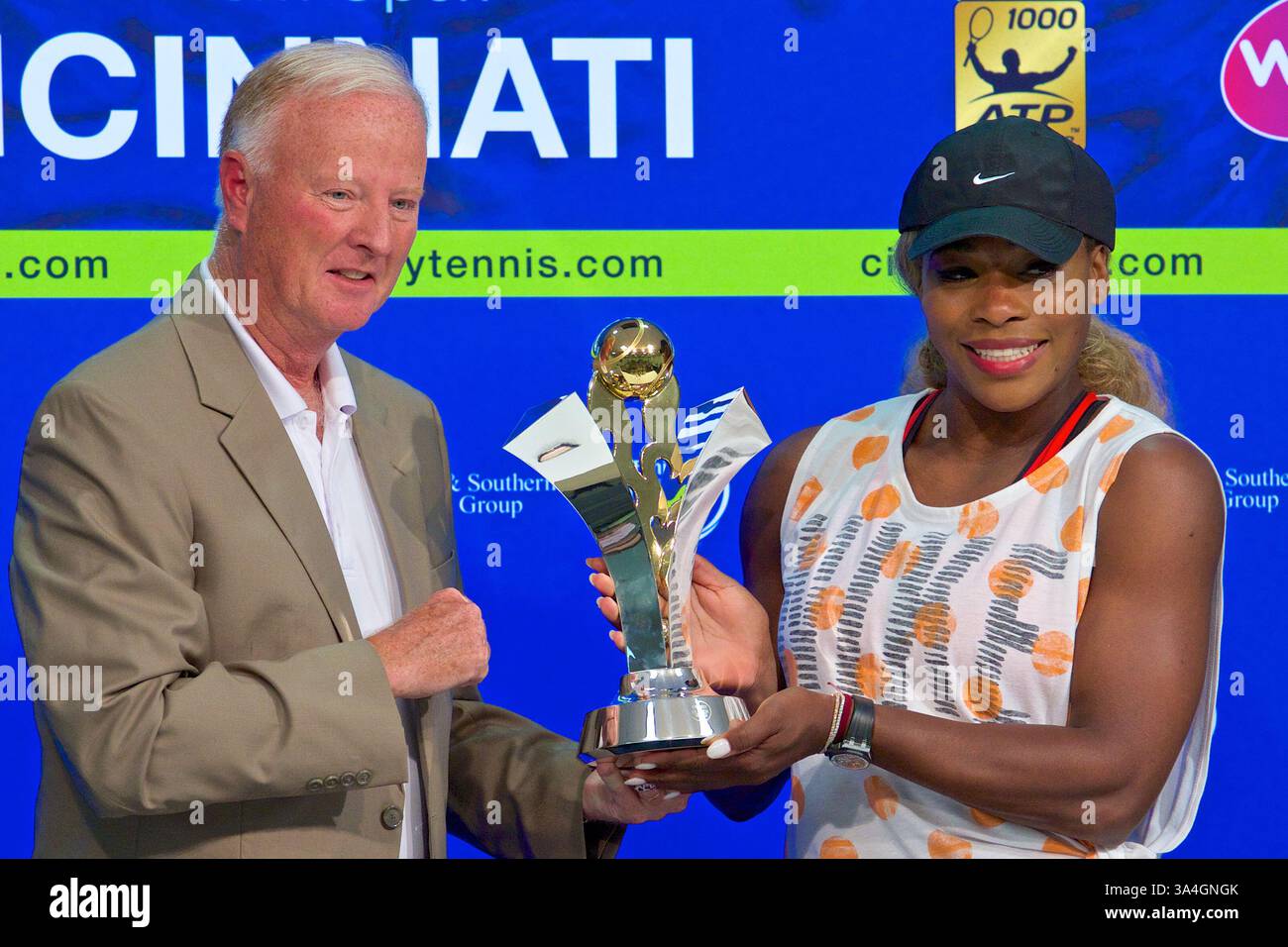 16. August 2014 - Mason, Ohio, USA - USTA General Manager J. Wayne Richmond überreicht Serena Williams (USA) die Emirates Airlines US Open Series Trophy nach ihrem Sieg in der Halbfinalrunde der Western and Southern Open am Samstag im Lindner Family Tennis Center, Mason, Ohio. (Bild: © Scott Stuart/ZUMA Wire) Stockfoto