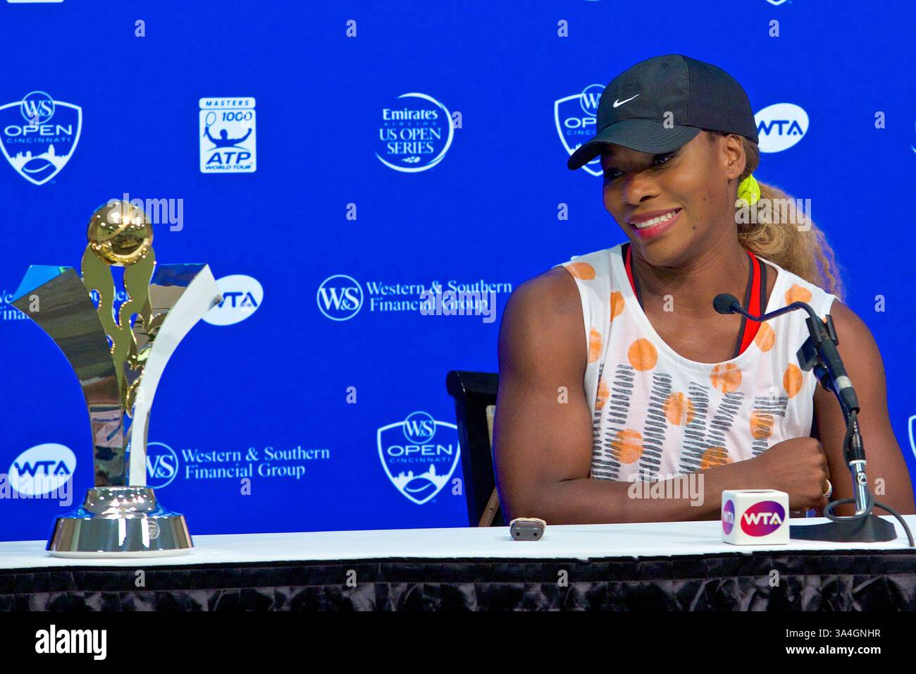 16. August 2014 - Mason, Ohio, USA - Serena Williams (USA) mit der Emirates Airlines US Open Series Trophy, nachdem sie ihr Spiel im Halbfinale der Western and Southern Open am Samstag im Lindner Family Tennis Center, Mason, Ohio gewonnen hatte. (Bild: © Scott Stuart/ZUMA Wire) Stockfoto