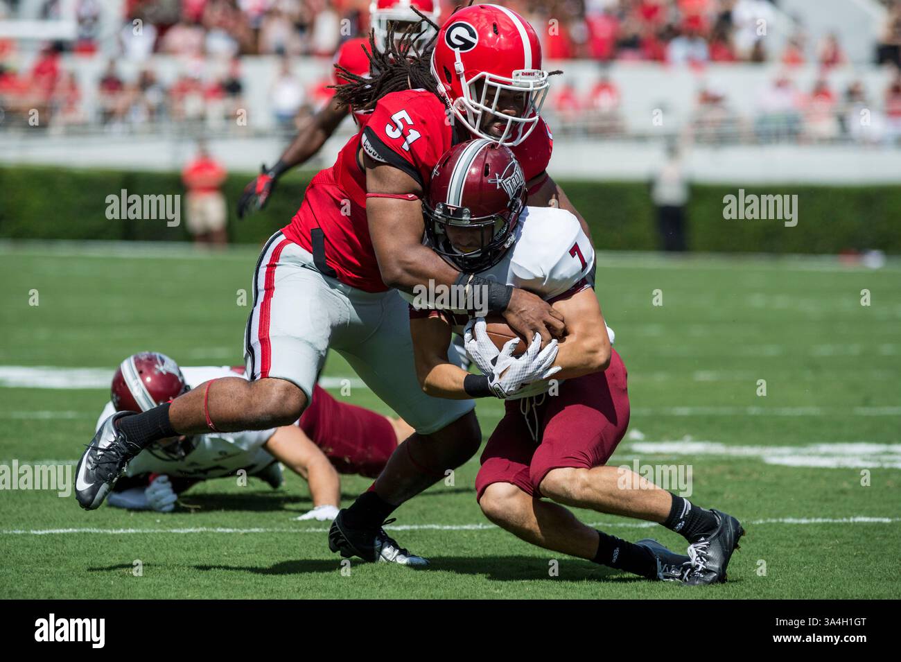 September 2014 - Athen, GA, Vereinigte Staaten von Amerika - 20. September 2014 Athen, GA. UGA ILB Ramik Wilson #51 bekämpft Troy WR Teddy Ruben #7 während des College Football Spiels zwischen den Troy Trojans und den UGA Bulldogs im Sanford Stadium am 20. September 2014 in Athen, Georgia..UGA besiegt Troy 66:0.Jacob Kupferman/CSM(Credit Image: © Jacob Kupferman/Cal Sport Media/ZUMAPRESS.com) Stockfoto