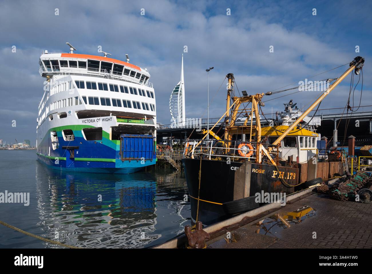 Das Fischerboot Celtic Rose liegt im Camber Dock neben der Fähre Victory of Wight. März 2025 Stockfoto