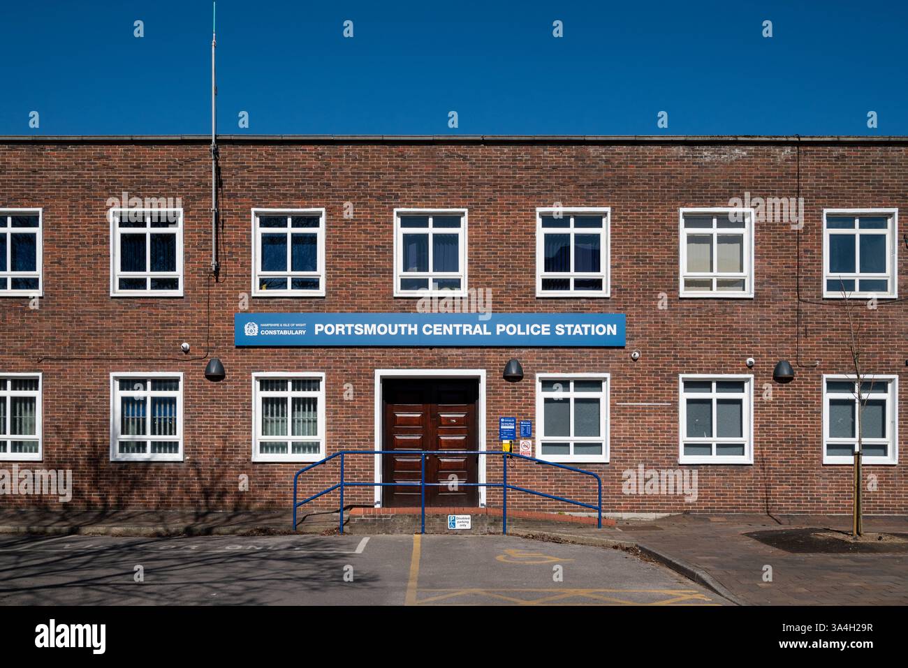 Der Eingang zur zentralen Polizeistation von Portsmouth ist sonntags geschlossen. März 2025. Stockfoto