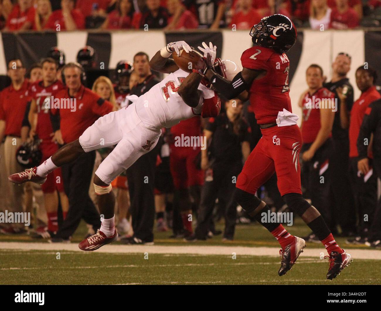 September 2014 - Cincinnati, Ohio, USA S - Miami (Oh) Redhawks Defensive Back Quinten Rollins (2) Nehmen Sie einen Pass weg von Cincinnati Bearcats Wide Receiver Mekale McKay (2). Im ersten Spielquartal am Samstag, den 20. September 2014. Während des Spiels im Paul Brown Stadium. (Bild: © Ernest Coleman/ZUMA Wire) Stockfoto