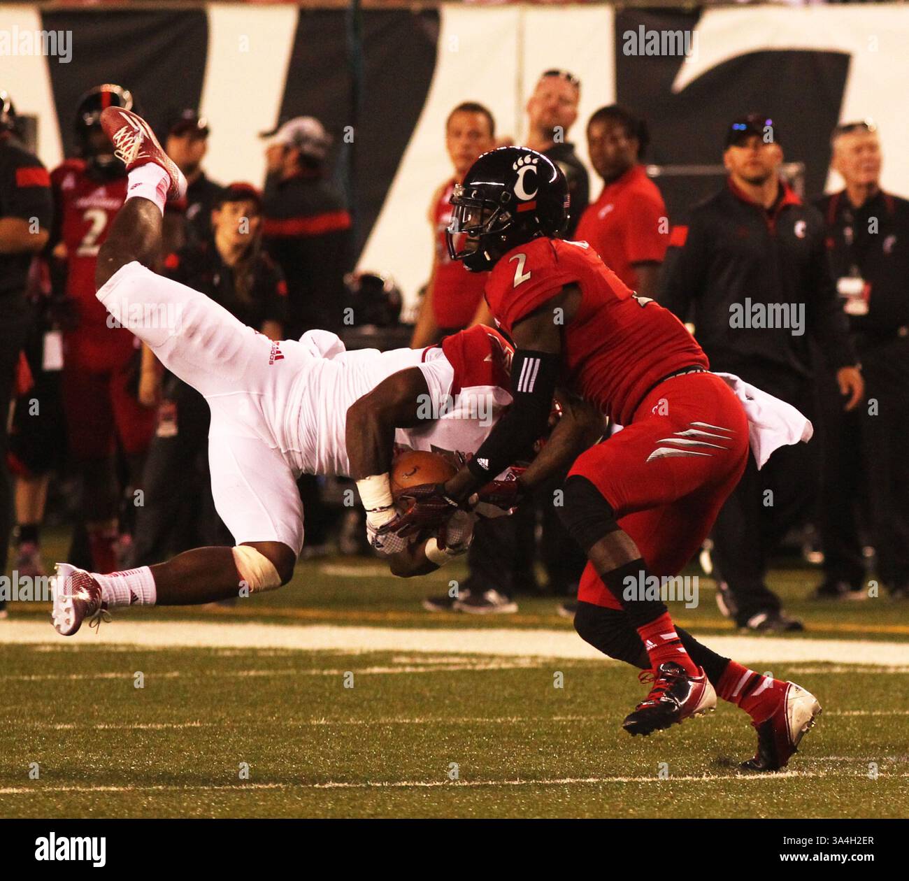 September 2014 - Cincinnati, Ohio, USA S - Miami (Oh) Redhawks Defensive Back Quinten Rollins (2) Nehmen Sie einen Pass weg von Cincinnati Bearcats Wide Receiver Mekale McKay (2). Im ersten Spielquartal am Samstag, den 20. September 2014. Während des Spiels im Paul Brown Stadium. (Bild: © Ernest Coleman/ZUMA Wire) Stockfoto
