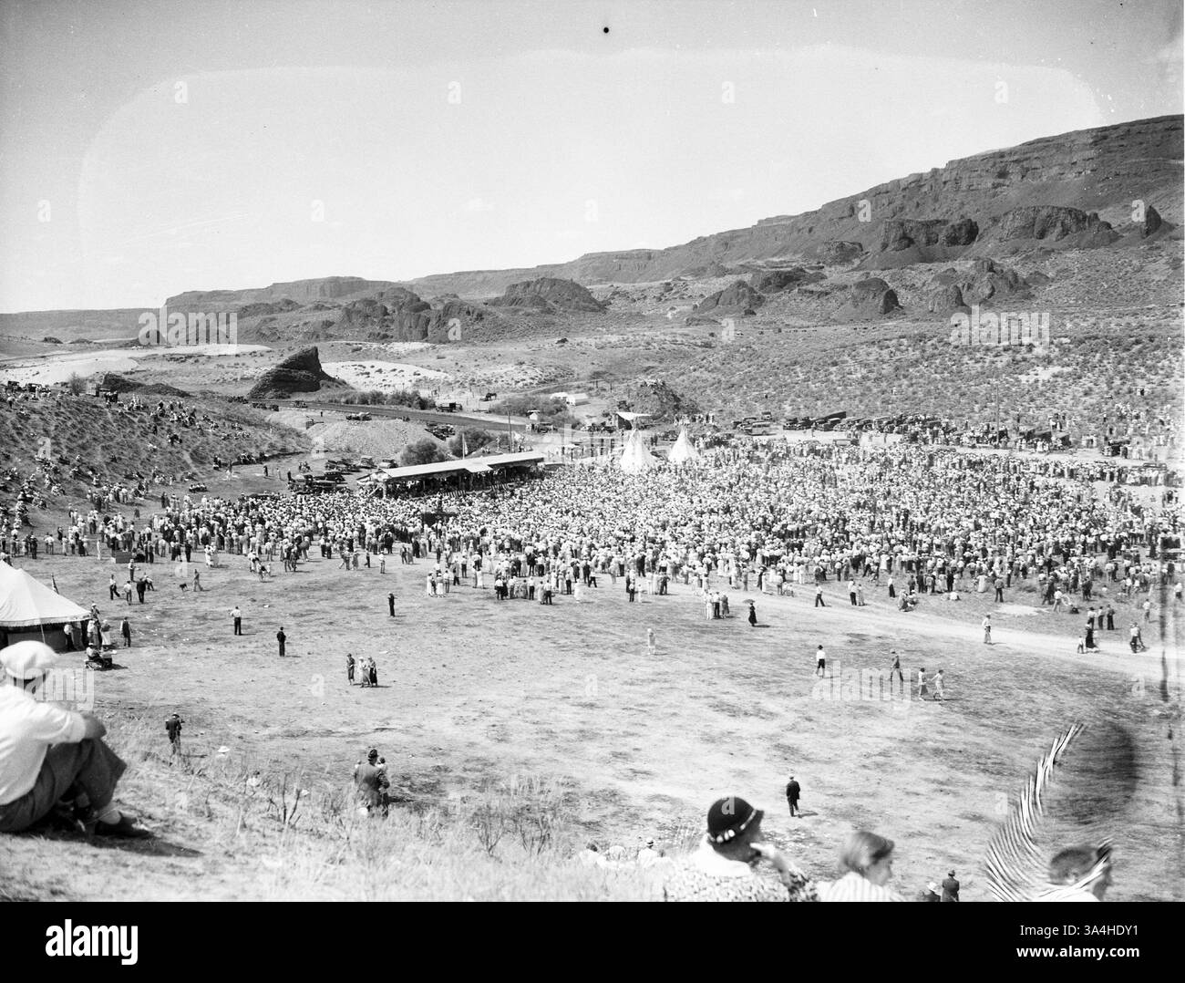 Am 4. August 1934 versammelten sich etwa 20.000 Menschen an der zukünftigen Stelle des Grand Coulee Damms, um Franklin D. Roosevelt in der Wüste zu hören. Zu dieser Zeit waren die Ausgrabungen im Gange, aber die Fundamente waren noch nicht begonnen worden, und der Fluss wurde später auch zu diesem Ort umgeleitet. (Seattle Times Archive/MCT) (Kreditbild: © Seattle Times Archive/MCT/ZUMAPRESS.com) Stockfoto