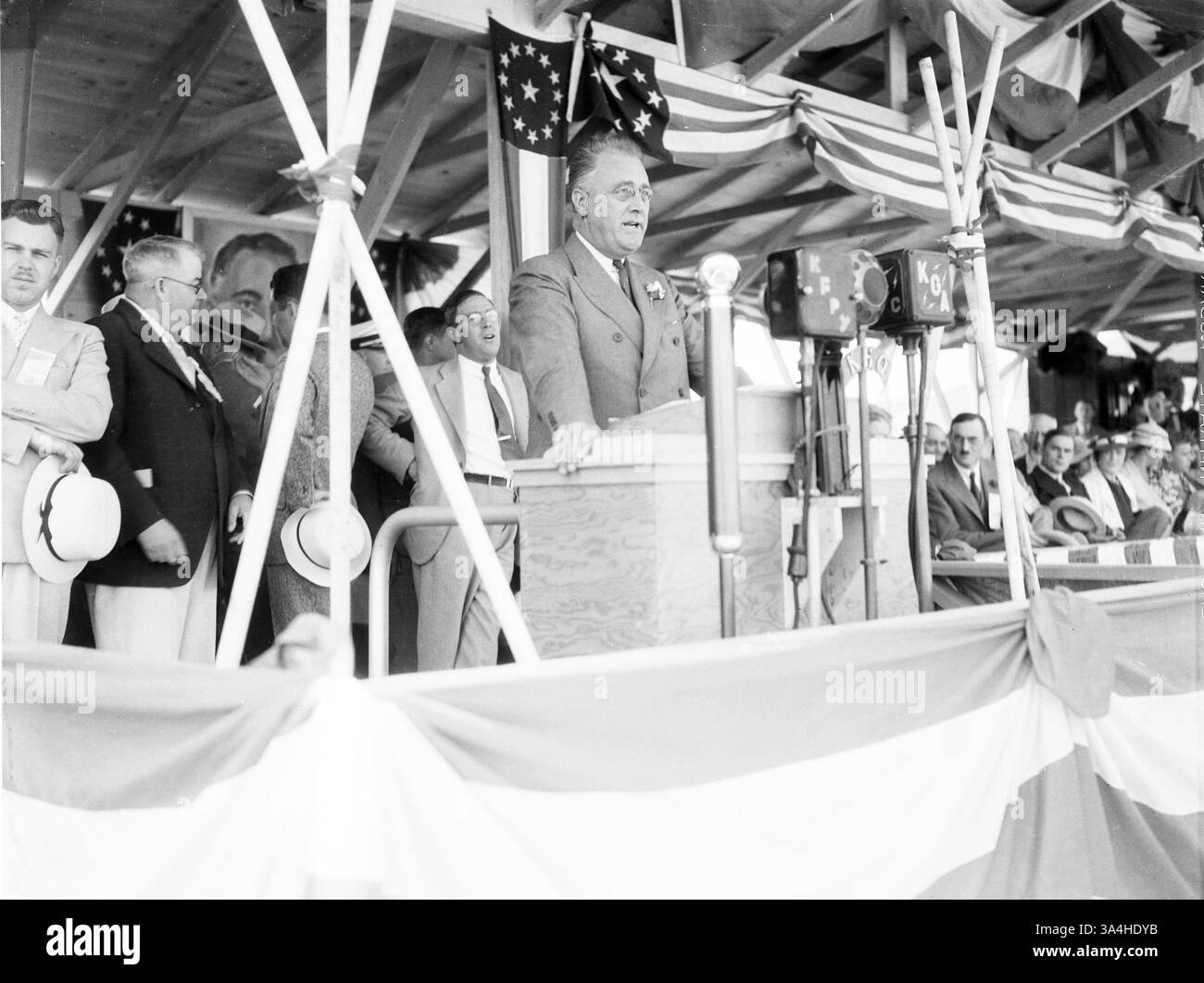 Am 4. August 1934 versammelten sich etwa 20.000 Menschen an der zukünftigen Stelle des Grand Coulee Damms, um Franklin D. Roosevelt in der Wüste zu hören. Zu dieser Zeit waren die Ausgrabungen im Gange, aber die Fundamente waren noch nicht begonnen worden, und der Fluss wurde später auch zu diesem Ort umgeleitet. (Seattle Times Archive/MCT) (Kreditbild: © Seattle Times Archive/MCT/ZUMAPRESS.com) Stockfoto