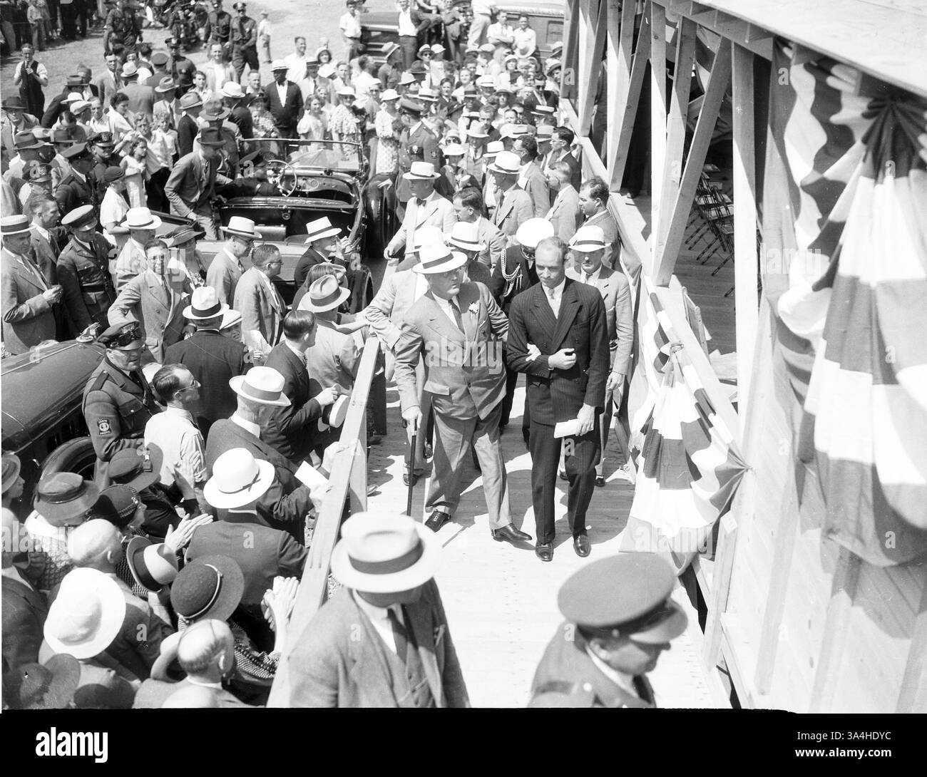 Am 4. August 1934 versammelten sich etwa 20.000 Menschen an der zukünftigen Stelle des Grand Coulee Damms, um Franklin D. Roosevelt in der Wüste zu hören. Zu dieser Zeit waren die Ausgrabungen im Gange, aber die Fundamente waren noch nicht begonnen worden, und der Fluss wurde später auch zu diesem Ort umgeleitet. (Seattle Times Archive/MCT) (Kreditbild: © Seattle Times Archive/MCT/ZUMAPRESS.com) Stockfoto