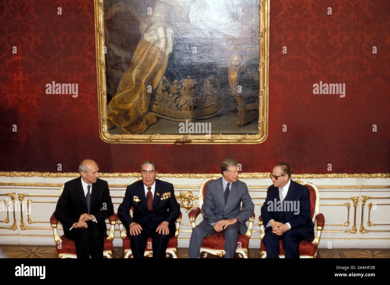 16. Juni 1979; Wien, ÖSTERREICH; US-Präsident JIMMY CARTER und Generalsekretär der Sowjetunion LEONID BRESCHNEW während des Abkommens über strategische Rüstungsbegrenzung (SALT II) auf einer Konferenz in Wien. Stockfoto