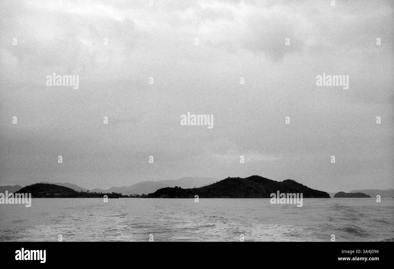 Dezember 2002; Oshima Island, JAPAN; Oshima Island. Für viele Leprakranke war dies der erste und letzte Blick auf die Insel, die sie je hatten, da sie dorthin gebracht wurden, um vom Festland und seiner Bevölkerung isoliert zu werden. Aus Schande änderten die meisten Patienten ihren Namen, um Familie und Freunde nicht in Verlegenheit zu bringen. Sie brachen auch alle Verbindungen ab. Daher konnte oder wollte niemand sie beanspruchen, als sie starben. Als Aussätzige in ein Zentrum gezwungen wurden, wurden sie aus Angst vor anderen ansteckenden Krankheiten unter Quarantäne gestellt, ihre Kleidung und ihr Geld ausgezogen. Standard-Kimonos und persönliche Gegenstände wurden ausgestellt und ihr Geld durch ersetzt Stockfoto
