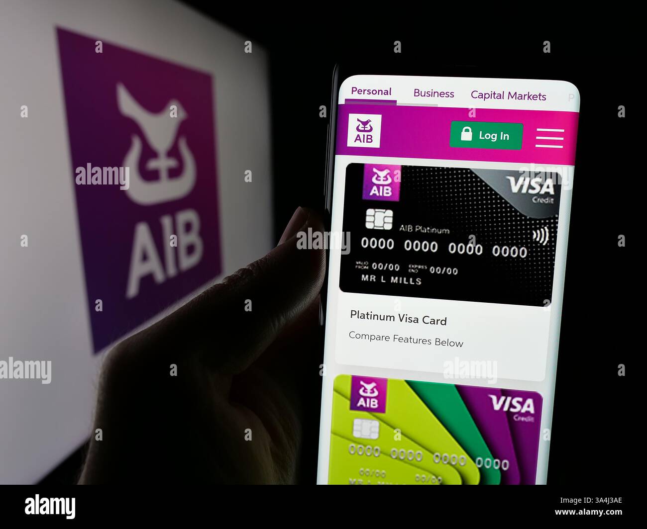 Deutschland. Januar 2025. In dieser Abbildung hält eine Person ein Handy mit der Webseite des Finanzunternehmens Allied Irish Banks plc (AIB) auf dem Bildschirm mit Logo. (Foto von Timon Schneider/SOPA Images/SIPA USA) *** ausschließlich für redaktionelle Nachrichten *** Credit: SIPA USA/Alamy Live News Stockfoto