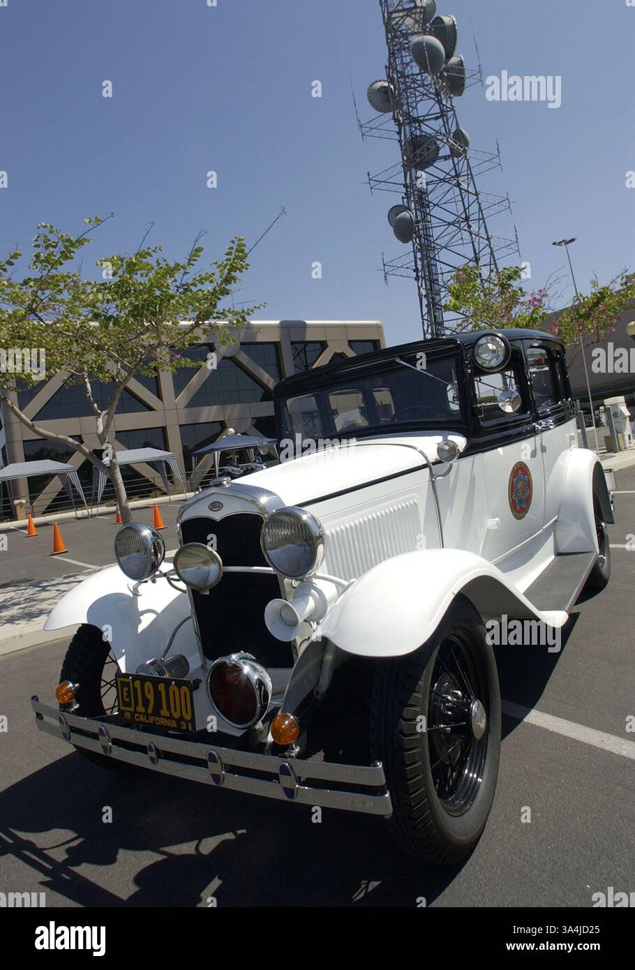 August 2004; San Diego, CA, USA; die California Highway Patrol feierte im August 2004 ein 75-jähriges Jubiläum. Die CHP wurde 1929 gegründet und wurde gegründet, um eine einheitliche Strafverfolgung im gesamten Bundesstaat Kalifornien zu gewährleisten. Die Hauptaufgabe der KWK besteht darin, eine sichere, rechtmäßige und effiziente Nutzung des Straßenverkehrssystems zu erreichen und Gesetze auf den Landstraßen und Bundesstraßen durchzusetzen. Die Veranstaltung fand im Transportation Management Center in San Diego statt, wo der Verkehr überwacht und Notrufe gesendet werden. Ein Ford von 1931, eine Nachbildung des ersten CHP-Autos, war ausgestellt. Stockfoto