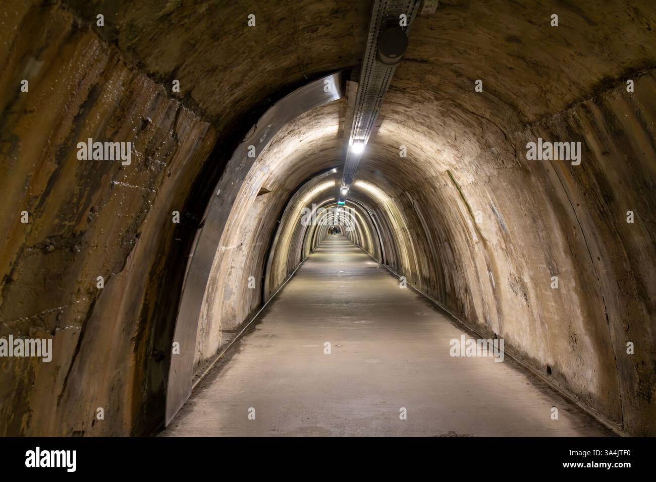 Túnel de Gric, construido bajo la parte alta de la ciudad como refugio contra los bombardeos, Zagreb, Croacia Stockfoto