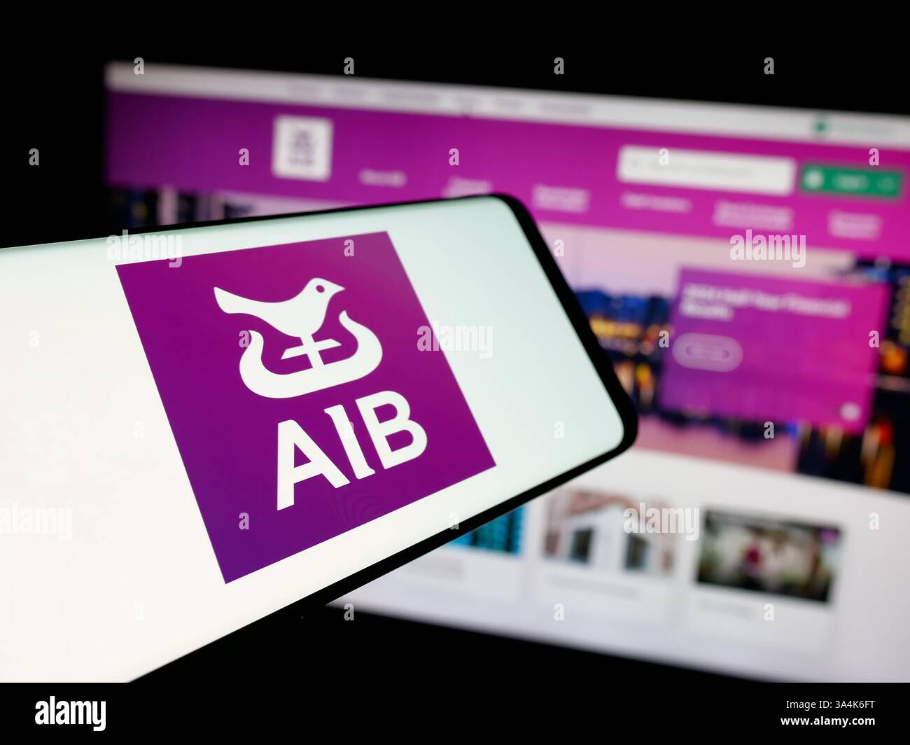 Deutschland. Januar 2025. In dieser Abbildung ist ein Smartphone mit dem Logo des Finanzunternehmens Allied Irish Banks plc (AIB) auf dem Bildschirm vor der Business-Website zu sehen. (Credit Image: © Timon Schneider/SOPA Images via ZUMA Press Wire) NUR REDAKTIONELLE VERWENDUNG! Nicht für kommerzielle ZWECKE! Stockfoto