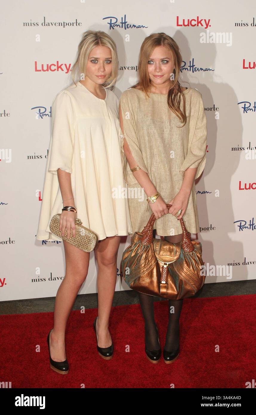 November 2005; Los Angeles, CA, USA; die Schauspielerinnen ASHLEY und MARY KATE OLSEN (mit Miss Davenporte) beim Lucky Magazine und Miss Davenporte Soiree. Gäste werden eingeladen, Miss Davenporte von Christina Erhlich und Estee Stanley's neue Kollektion inspiriert von den 50er und 60er Jahren anzustoßen, die im Fred Segals, Hollywood, stattfindet. Obligatorischer Credit: Foto von Paul Fenton/KPA/ZUMA Press. (©) Copyright 2006 von Paul Fenton Stockfoto